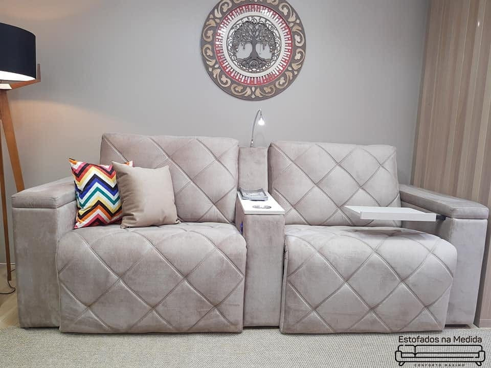 Estofado Londres 2.4 m chaise retrátil automatizado com luminária articulada e entrada USB + baú com mesa para notebook