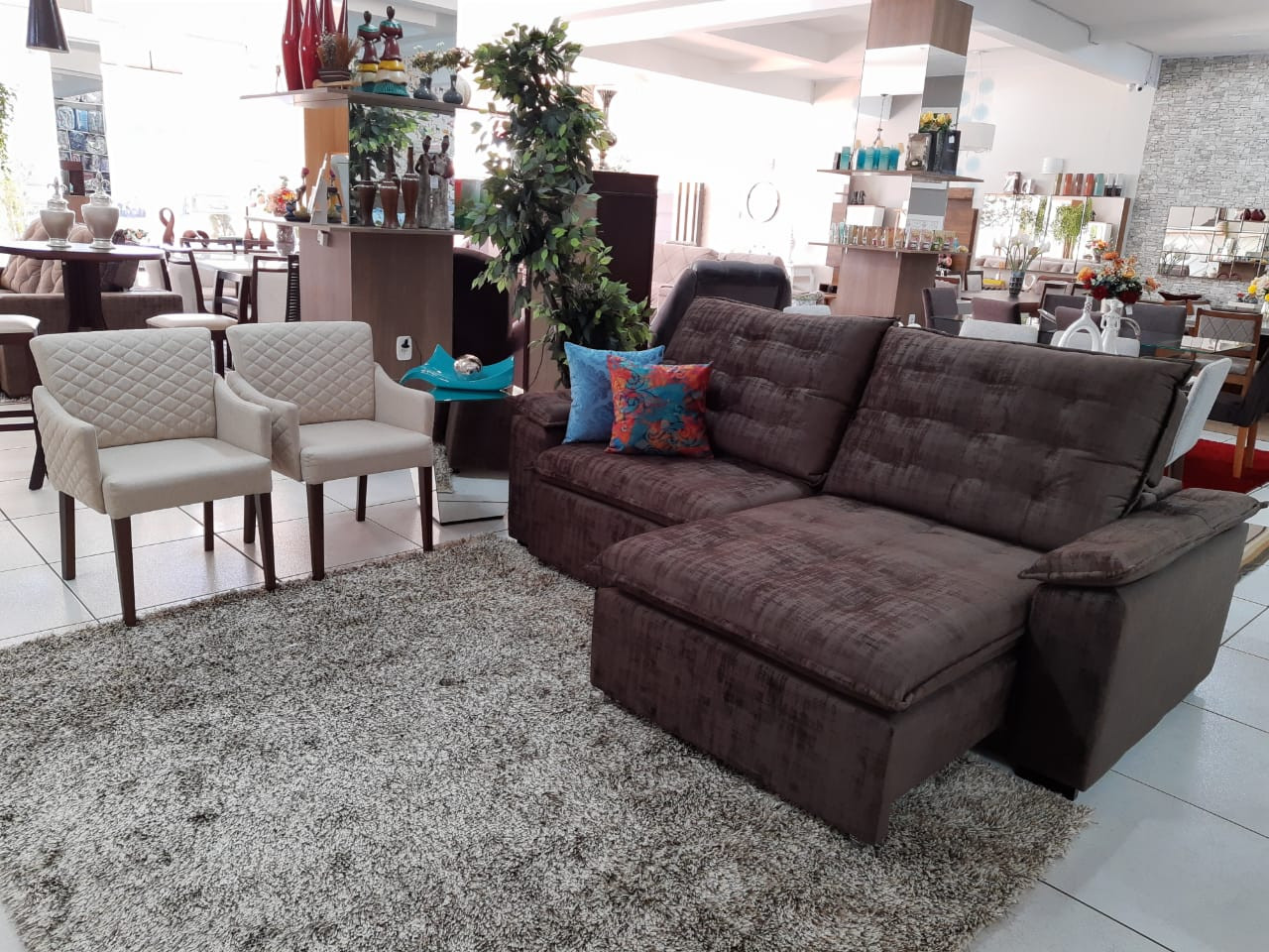 Estofado Atlanta 2 .3 m  com chaise retrátil + encosto reclinável + pillow de espuma siliconada e fibra