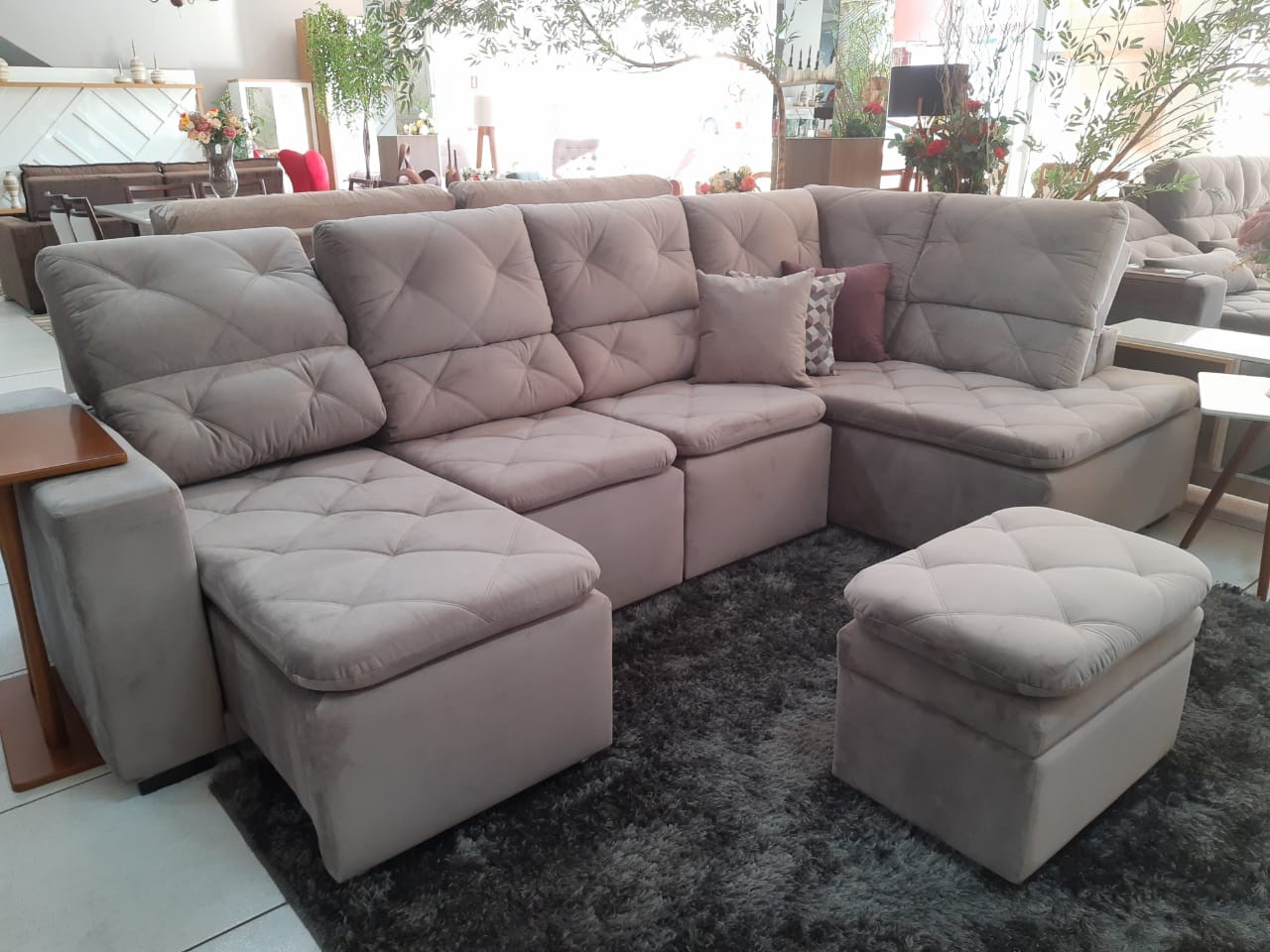 Estofado Barcelona canto + chaise retrátil e encosto reclinável + pillow de espuma siliconada com fibra