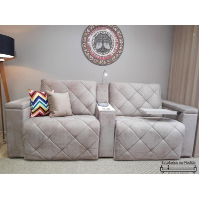 Estofado Londres 2.4 m chaise retrátil automatizado com luminária articulada e entrada USB + baú com mesa para notebook